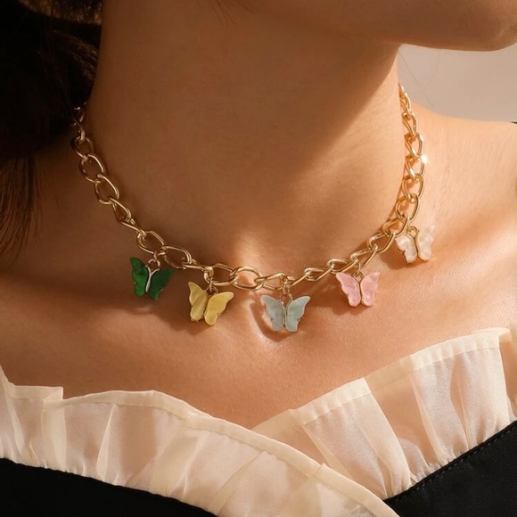 Unbranded Jewelry - 3/$30 💛 Acrylic Heart Choker